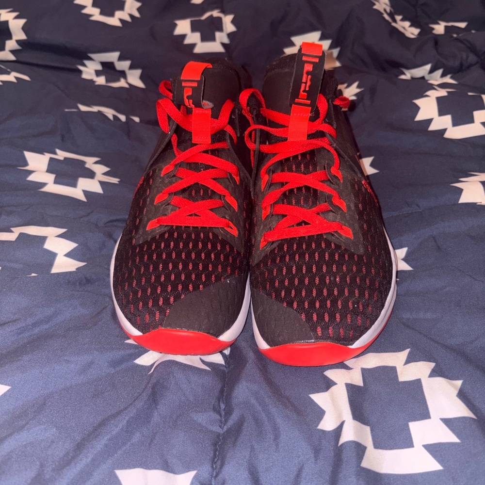 The Nike LeBron Witness 5 Bred in size 11 is a stylish and high-performance ath